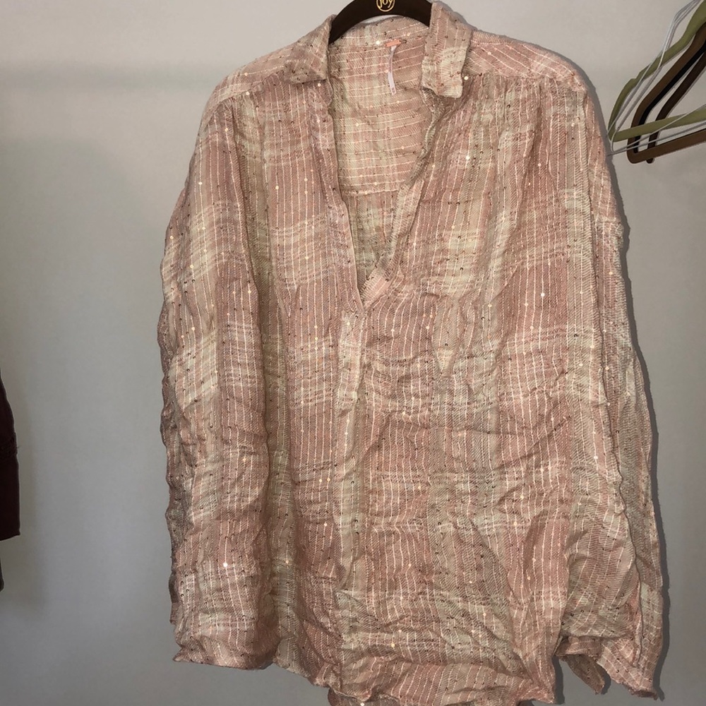 Free People lightweight long sleeved boho top!